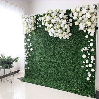 Perete cu flori de iarbă artificială