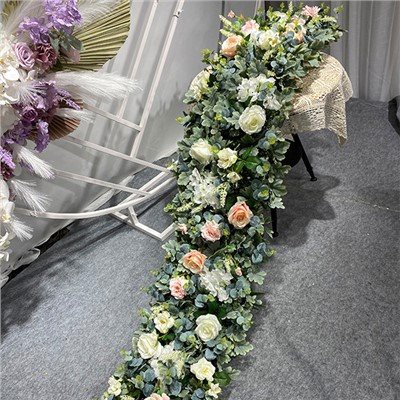 Alerg de masă cu ghirlande de flori