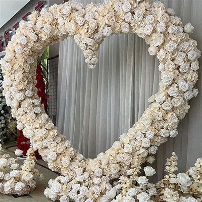 Arcul inimii de flori